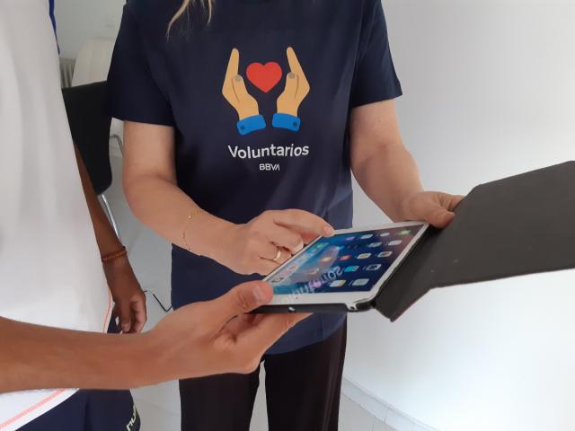 Dos voluntarios usando una tableta.