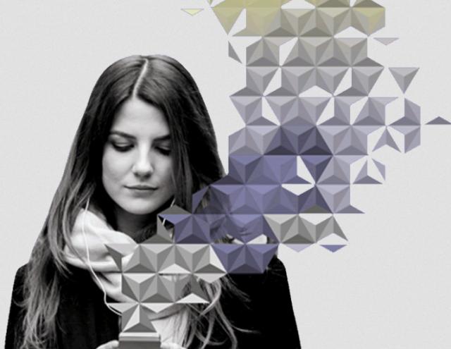 Mujer usando un smartphone.