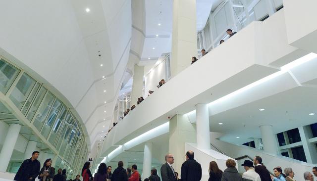 Personas visitando el Museo de la Cidade da Cultura.
