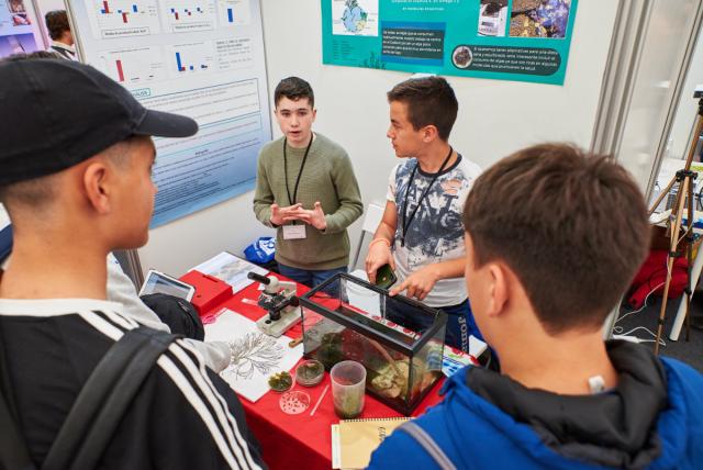 Jóvenes en un puesto de Galiciencia 2019.