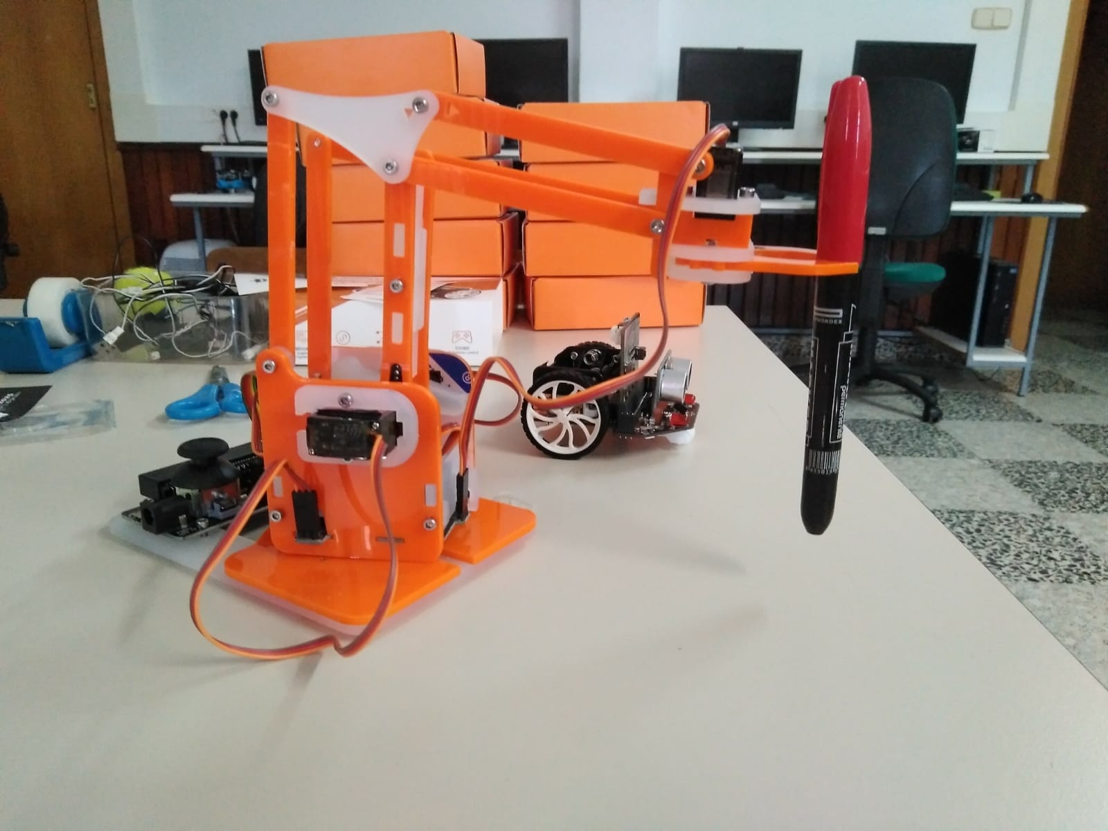 Montaje de un robot en el campamento de Gandarío de 2019.