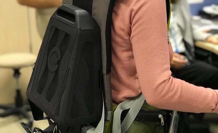 Unha muller utiliza un exoesqueleto de Gogoa fabricado por impresión 3D.