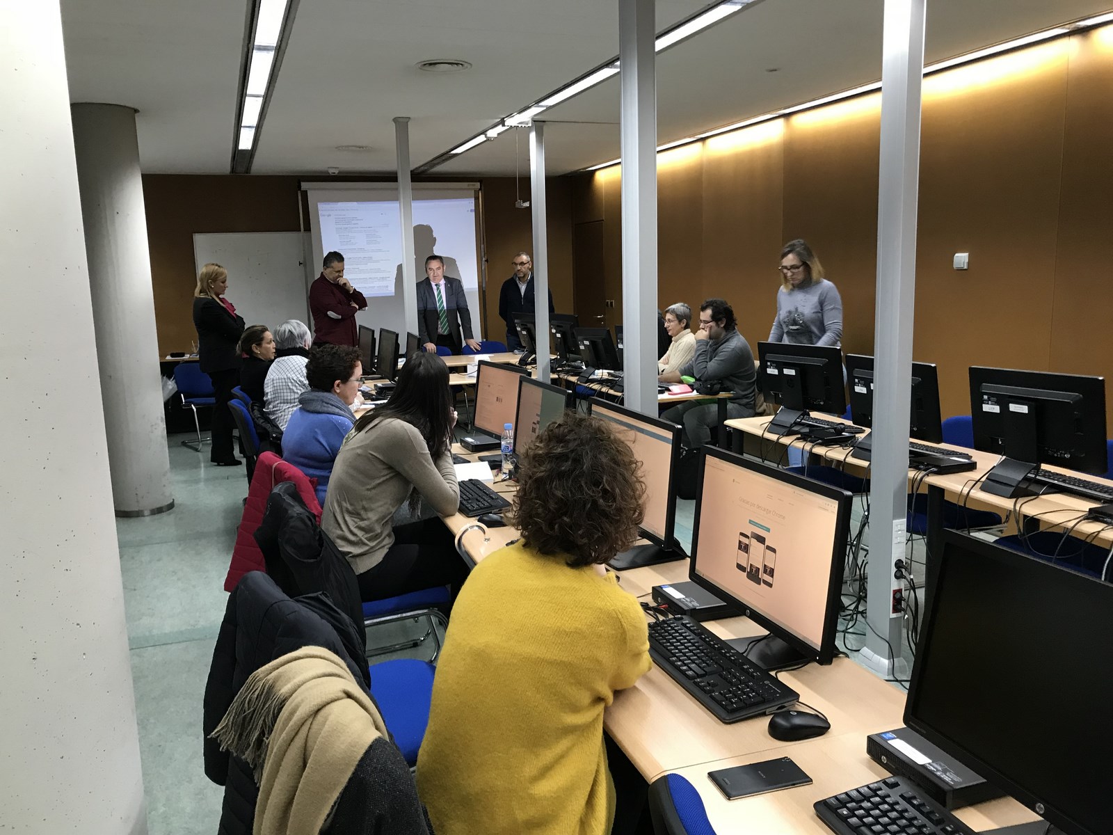 O delegado territorial, José Manuel Balseiro, participou na inauguración dun curso de formación ao persoal dos servizos sociais municipais.
