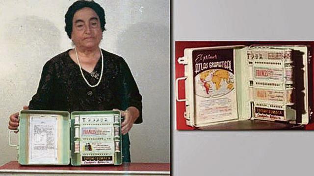 Ángela Ruiz Robles mostrando su Enciclopedia Mecánica.