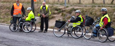 Persoas con discapacidade facendo o camiño.