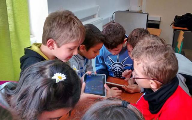 Niños usando tablets.