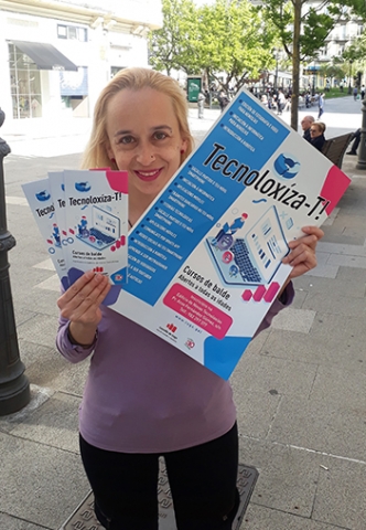 Rosana Rielo con los carteles de Tecnoloxíza-T!