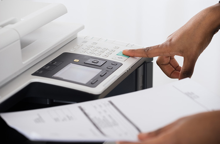 Persoa usando unha fotocopiadora.