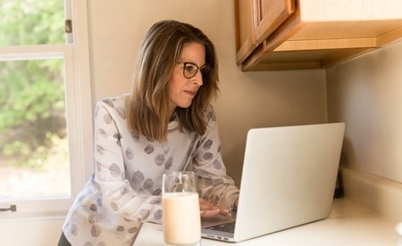 Muller usando un portátil.