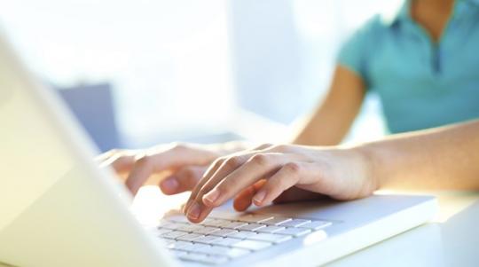 Manos sobre un portátil.