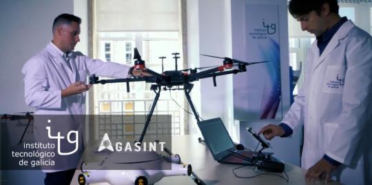 Técnicos del ITG y de Agasint trabajando en un dron.