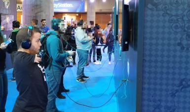 Persona con discapacidad jugando a un videojuego.