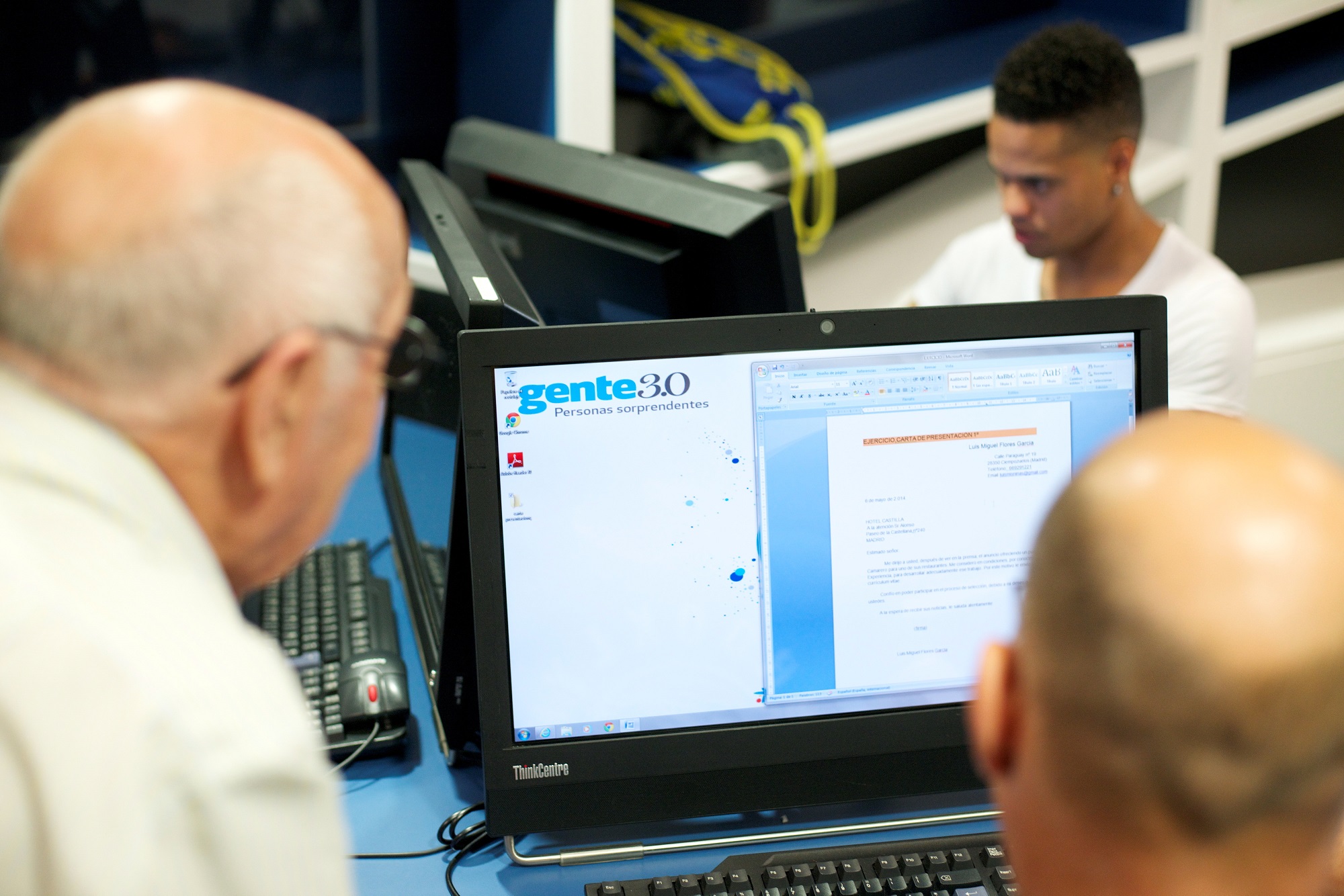 Persoas mayores usando un portátil.