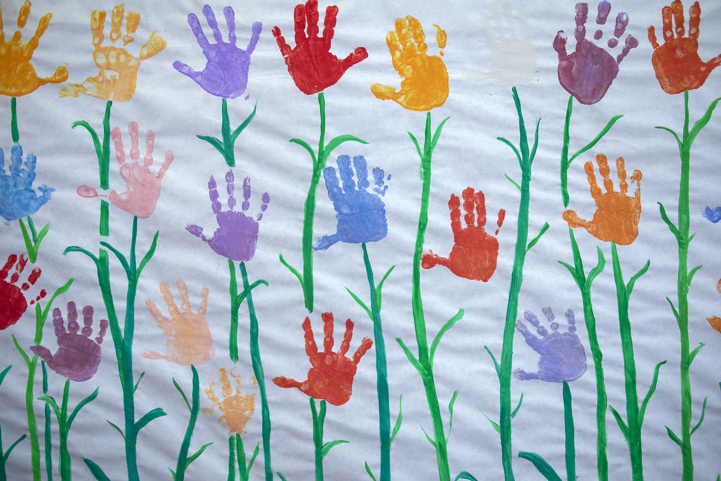 Lenzo con estampación de mans de nenos a modo de flores.