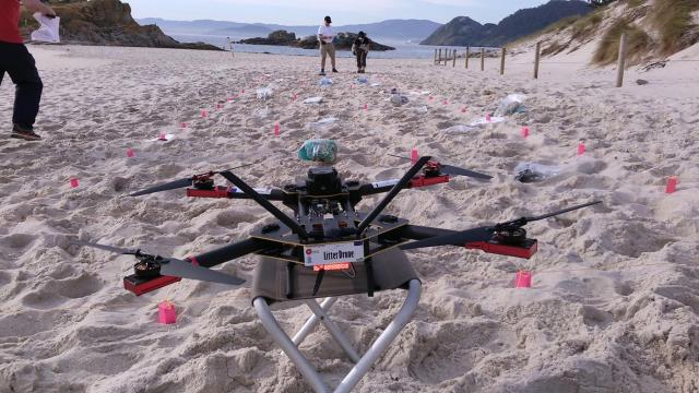LitterDrone en una playa.