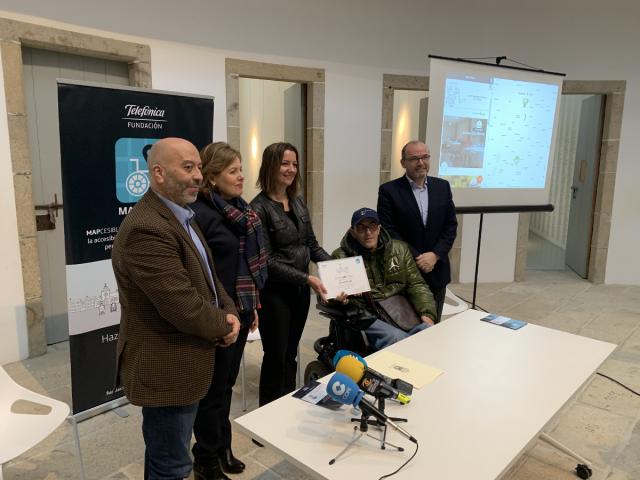 El director de relaciones institucionales de Fundación Telefónica, Joan Cruz, la directora de Galicia de Telefónica, Marta Menéndez, la alcaldesa de Lugo, Lara Méndez, el responsable de accesibilidad de la Asociación Auxilia, Aquilino González, y Luis Rojo, de relaciones institucionales de Fundación Telefónica.