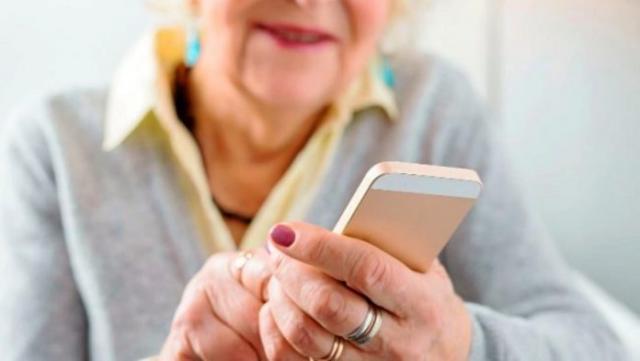 Anciana usando un smartphone.