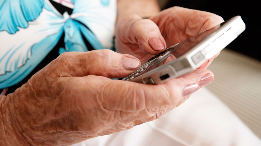 Mans dunha persoa maior sostendo un smartphone.