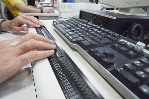 Manos sobre un libro de braille.