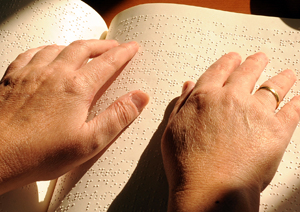 Manos sobre un libro de braille.