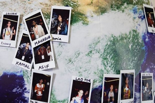 Fotos Polaroid de persoas sobre un mapa.