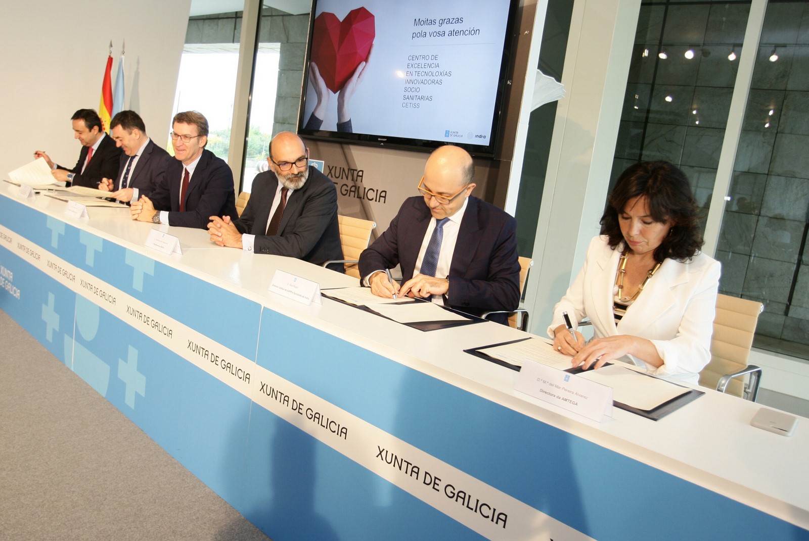 Mar Pereira asinando o convenio.