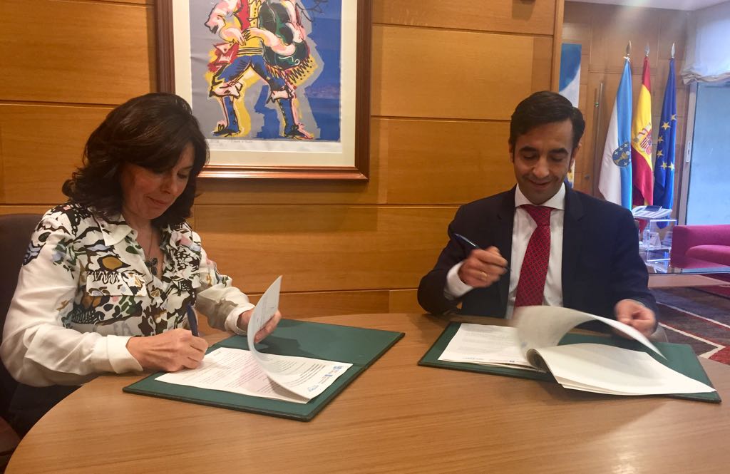 Mar Pereira e José Manuel Rey Varela firmando o convenio.