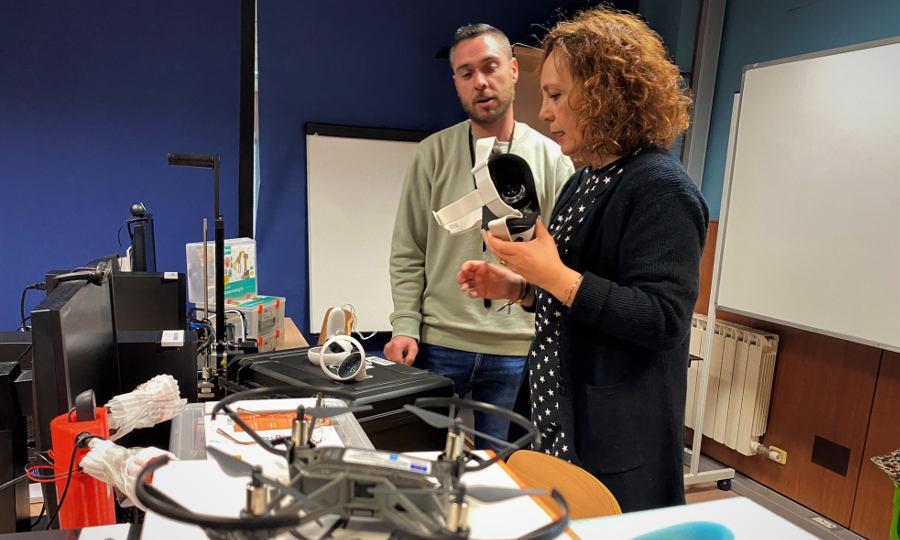 Recepción del material tecnológico en Boiro.