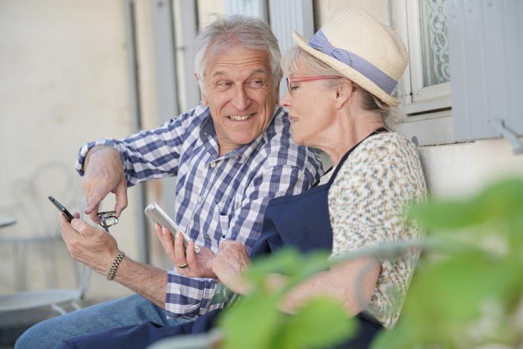 Personas mayores usando un smartphone.
