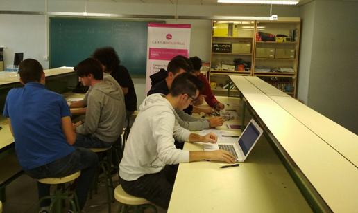 Alumnos preparando el concurso de robots mecano.