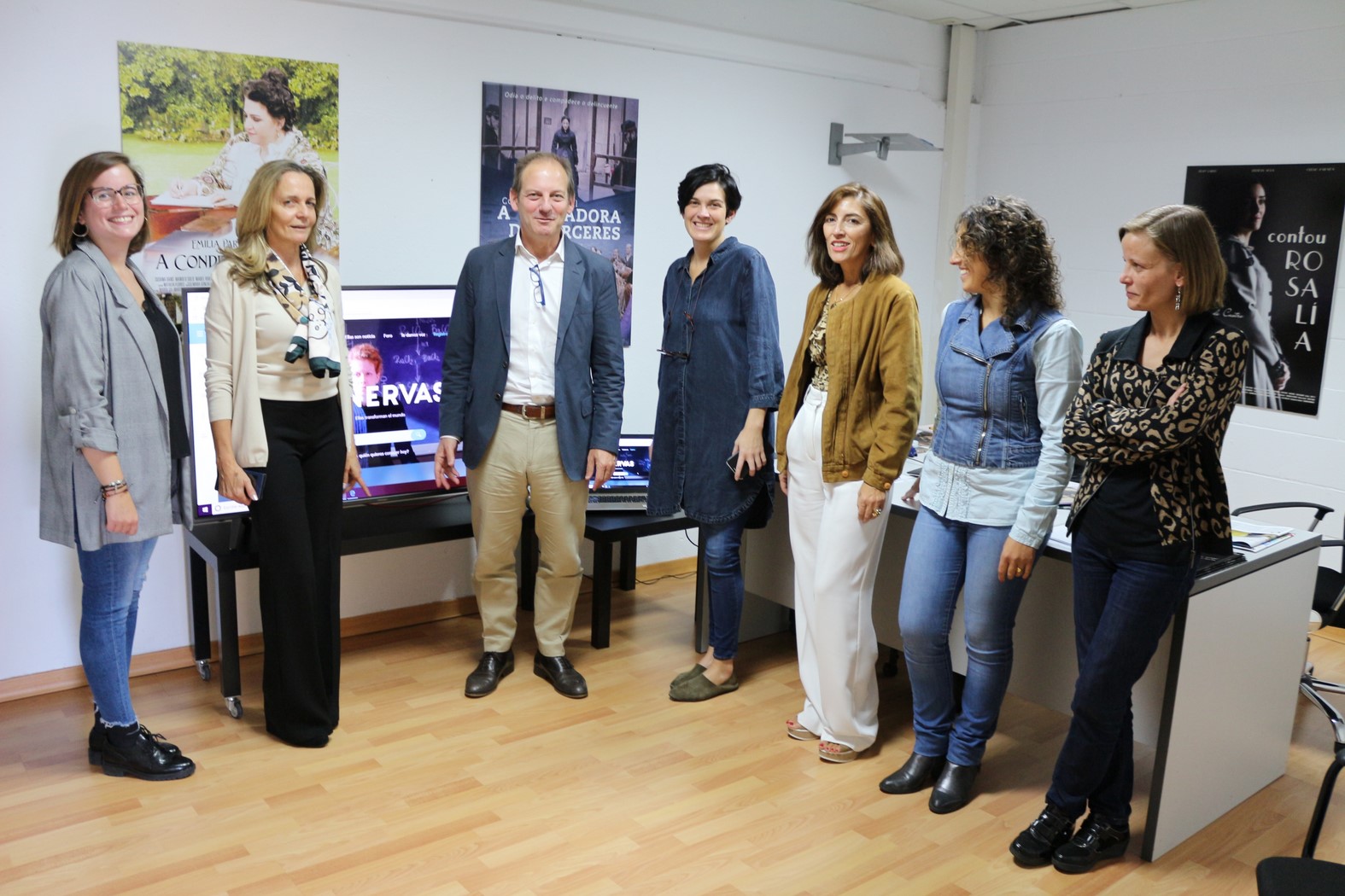 El director del Igape, Juan Cividanes, junto con las emprendedoras de Minervas Voice, en Ames.