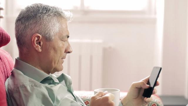 Persona mayor usando un móvil