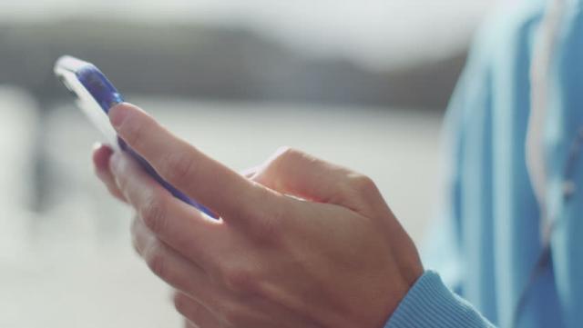 Mujer usando un móvil.