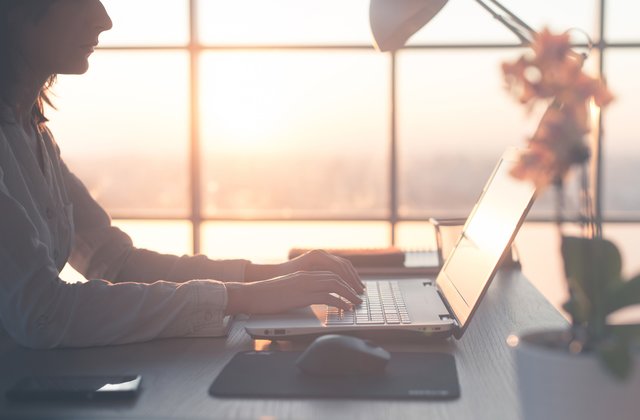 Joven trabajando en un portátil.