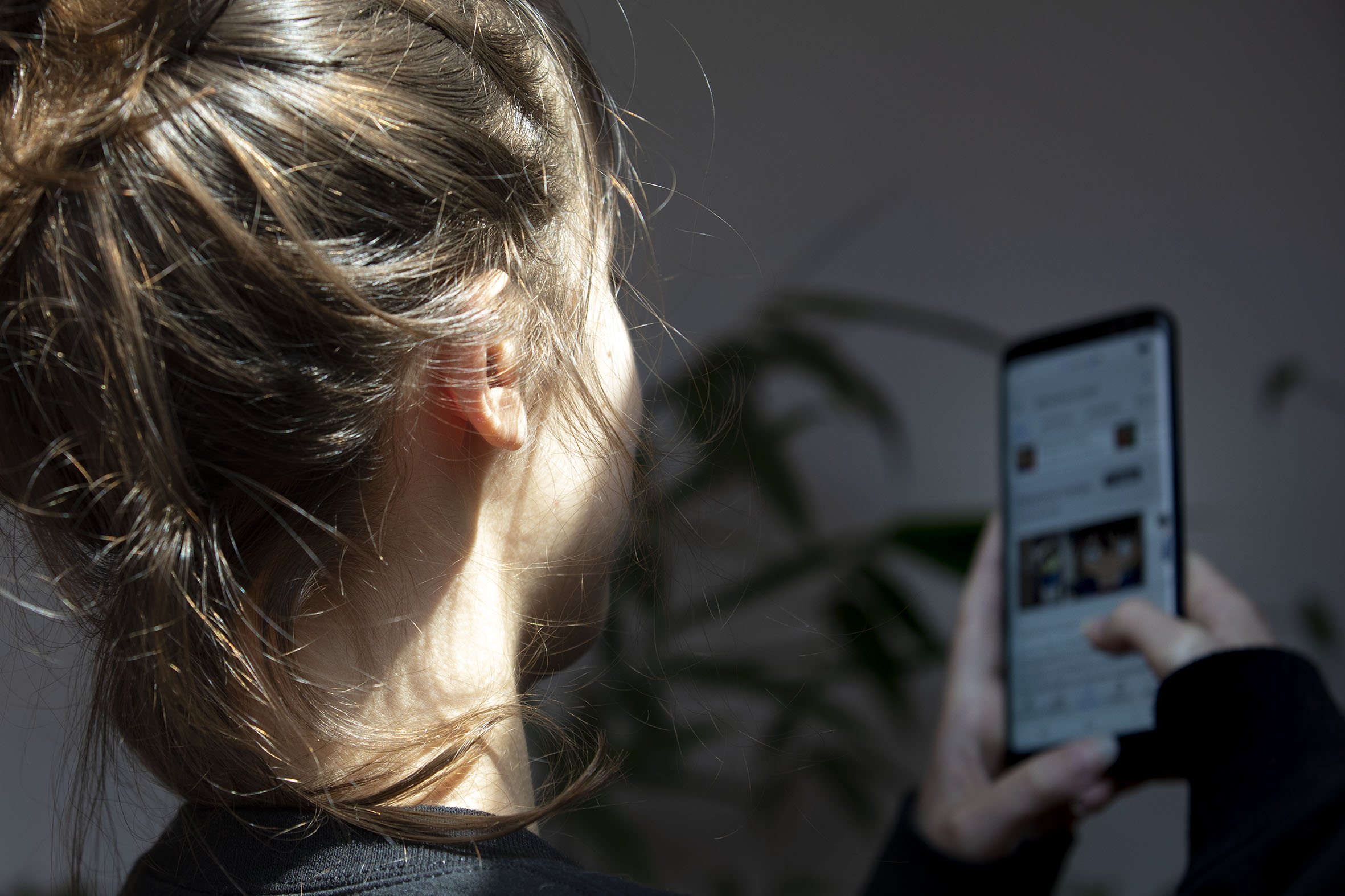 Rapaza usando un smartphone.