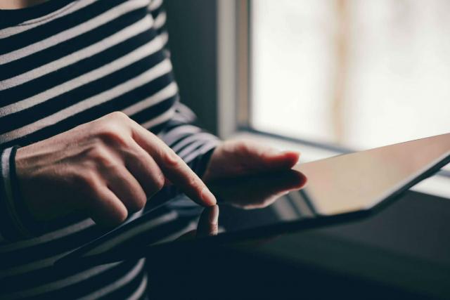 Mujer usando una tablet.
