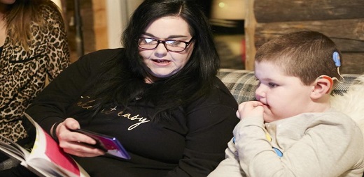 Neno xordo coa súa nai usando a app nun smartphone.