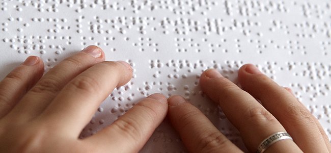 Manos leyendo en Braille.