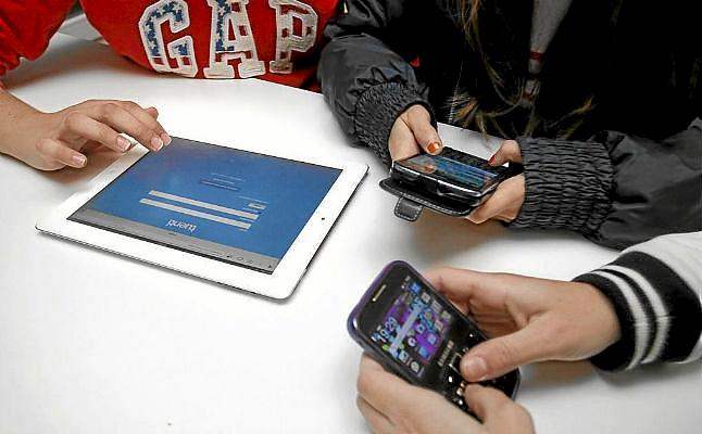 Niños usando redes sociales