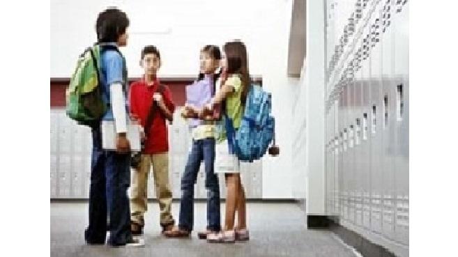 Niños en el pasillo de un colegio