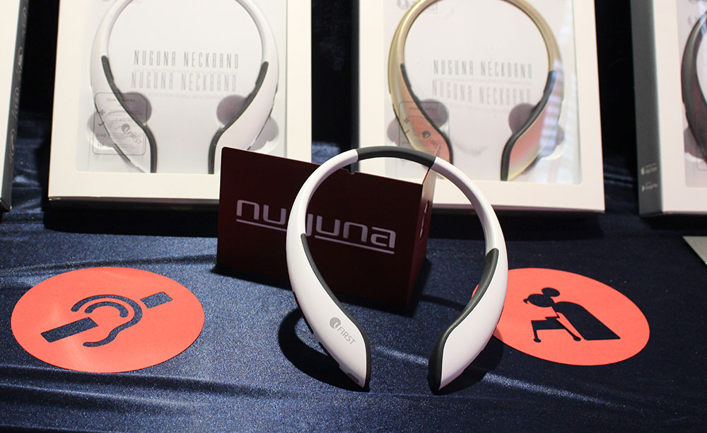 Varios colares Nuguna expostos no Mobile World Congress de Barcelona.