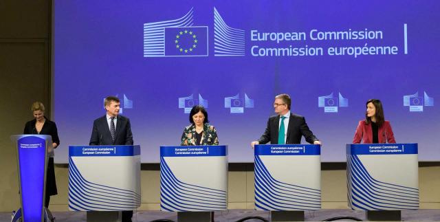 Comisarios da Comisión Europea presentando as directrices.