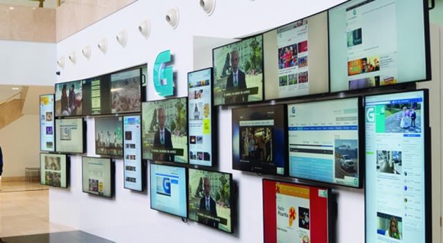 Pantallas de televisión colgadas de una pared.