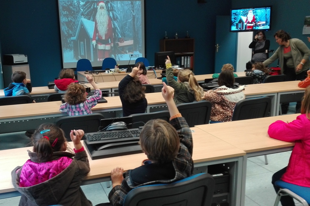 Niños en un aula CeMIT en una videoconferencia con Papá Noel.