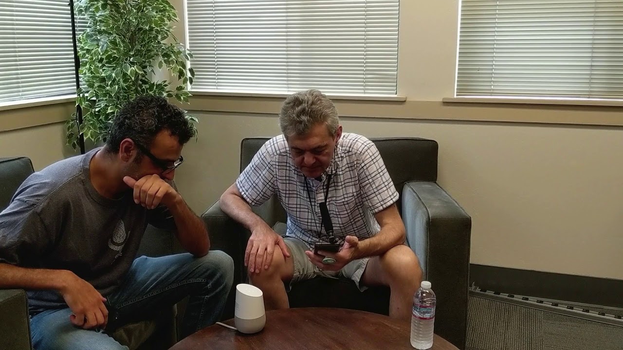 Dos personas probando el dispositivo Parrotron.