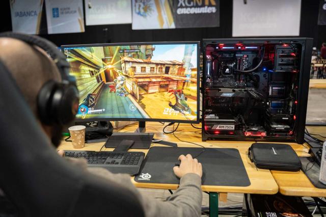 Participante da XGN R Encounter de costas xogando a un videoxogo.