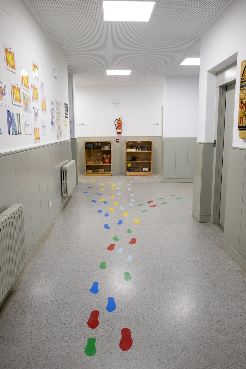 Pasillo dun colexio de primaria.