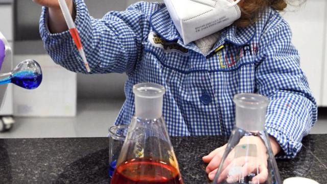 Niña haciendo un experimento químico. Foto de Santi Alvite.