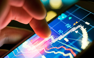 Persona usando móvil.