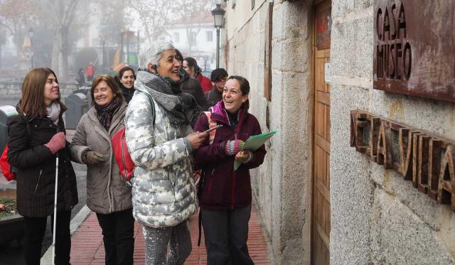 Personas ciegas usando la aplicación de guiado.